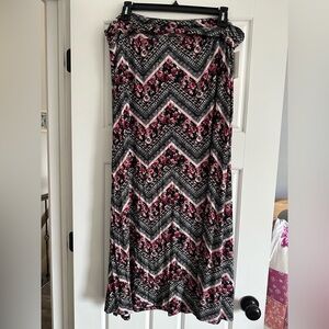 Women’s plus size 3X knit maxi skirt black and pink floral.
